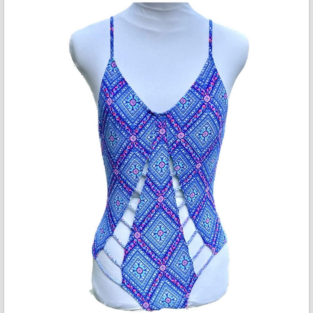 YMI Geometric Print Cut-out One-piece Swimsuit Size Medium